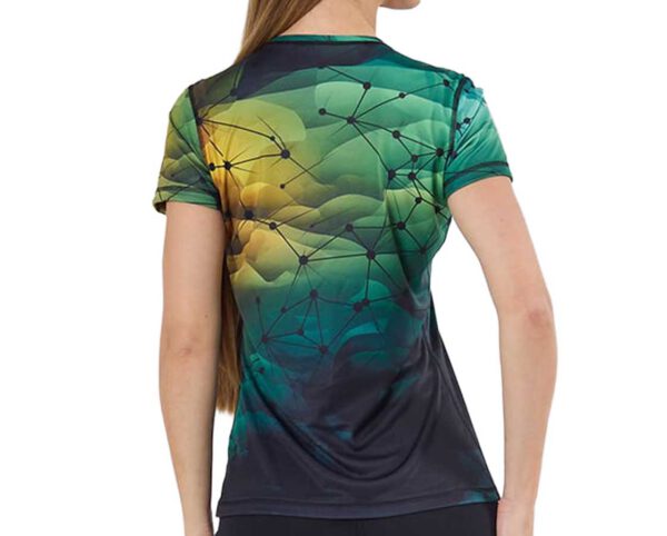 Back of the sublimated women’s T-shirt made of smooth Termoactive polyester – geometric print in shades of green. Elastic and breathable material makes it perfect for training. Discover this model at AMGS Group and choose comfort with style!